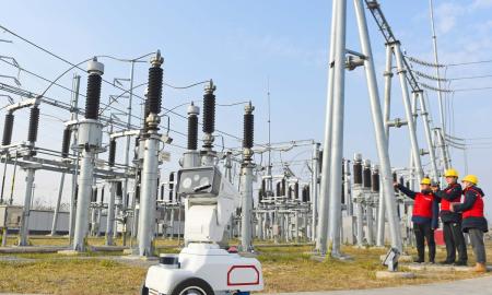 A 5G intelligent robot helps maintenance personnel inspect the power supply equipment for the high-speed railway in Chuzhou City, East China��s Anhui Province on January 17, 2022. Smart technology has played an important role in China��s high-speed railway. Photo: cnsphoto